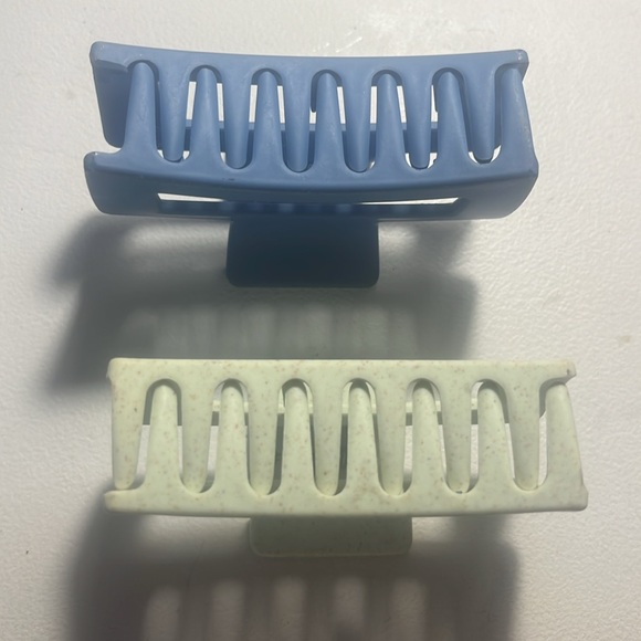 2 big matching claw clips 💜 - Picture 2 of 3